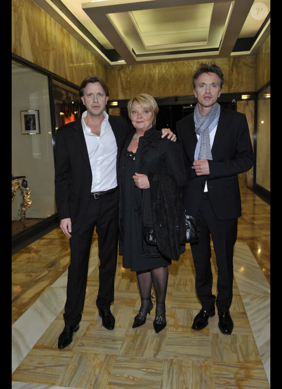 Claude François Junior, avec son frère Marc François et leur mère Isabelle Foret, à Monaco, le 10 mars 2012, pour l'avant-première du film Cloclo réalisé par Florent Emilio Siri.