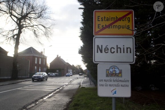 Prise de vue de la rue où Gérard Depardieu a acheté sa maison, à Néchin en Belgique - décembre 2012