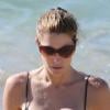 Stephanie Seymour, sublime maman de 44 ans en monokini lors de ses vacances en famille à Saint-Barthélémy. Le  26 décembre 2012.