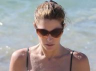 Stephanie Seymour : 44 ans et un corps de rêve qu'elle exhibe à la plage