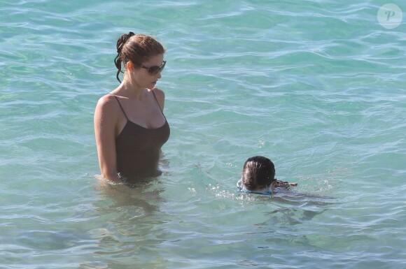 Le top model américain Stephanie Seymour se baigne avec sa fille Lily lors de ses vacances en famille à Saint-Barthélémy. Le 26 décembre 2012.