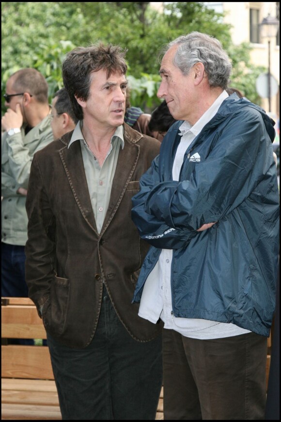 François Cluzet et Alain Corneau lors de l'inauguration du square Marie-Trintignant dans le 4e arrondissement de Paris, le 13 mai 2007