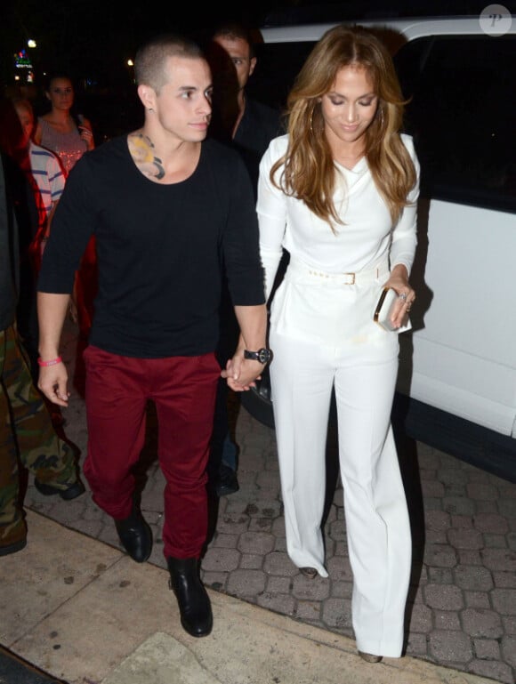 Jennifer Lopez et son petit-ami, le danseur Casper Smart arrivent à leur hôtel à San Juan, le 22 décembre 2012.