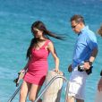 Escale sur une plage privée... Eric Besson et sa femme Yasmine profitant d'une nouvelle journée de farniente et de tendresse à Saint-Tropez, le 13 juillet 2012.