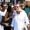 Eric Besson et son épouse Yasmine s'embrassent à Saint-Tropez, le 17 août 2012.