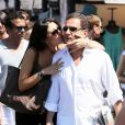 Eric Besson et son épouse Yasmine s'embrassent à Saint-Tropez, le 17 août 2012.