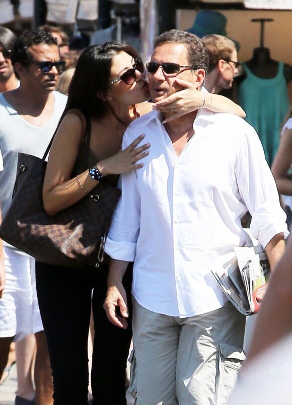 Eric Besson et son épouse Yasmine s'embrassent à Saint-Tropez, le 17 août 2012.