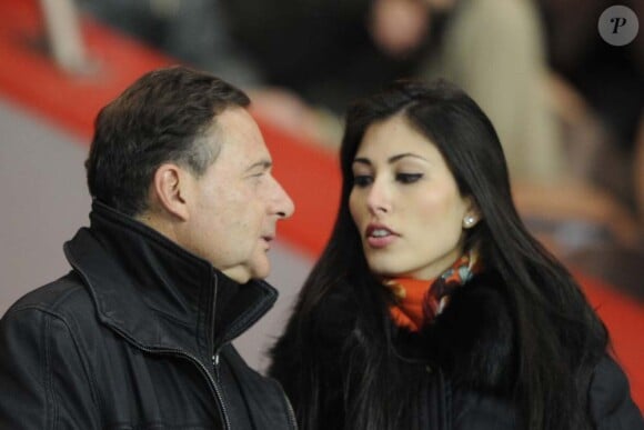 Eric Besson et Yasmine, très complices, au Parc des Princes pour le match PSG/Toulouse, le 14 janvier 2012.