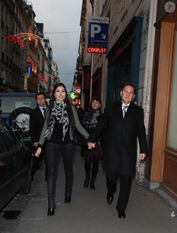 Eric Besson et Yasmine en direction de l'Olympia pour l'enregistrement de La Fête de la chanson française, à Paris, le 12 janvier 2011.