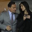 Eric Besson et son épouse Yasmine dans les travées du Stade de France le 11 octobre 2011 à Saint-Denis lors du match entre l'équipe de France et la Bosnie