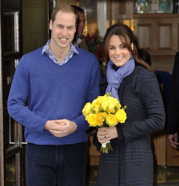 William et Catherine, duc et duchesse de Cambridge, à la sortie de l'hôpital King Edward VII de Londres le 6 décembre 2012.