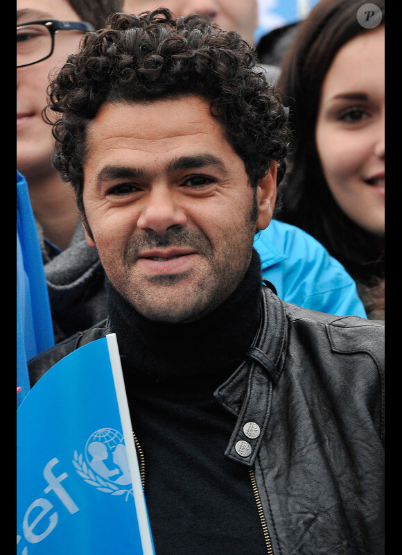 Jamel Debbouze soutient l'Operation Poussettes Vides au profit de L'Unicef à Paris dans les Jardins du Trocadero le 18 novembre 2012.
