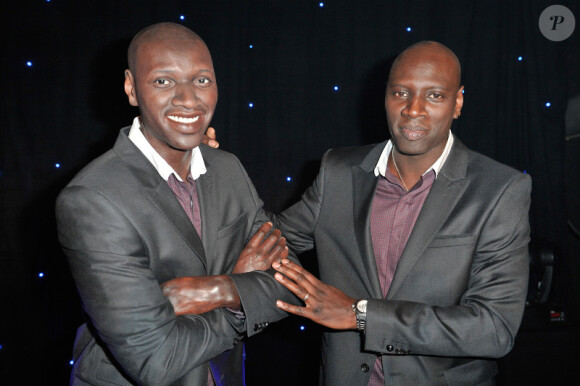 Omar Sy prend la pose à l'inauguration de sa statue de cire au musée Grevin à Paris, le 17 décembre 2012.