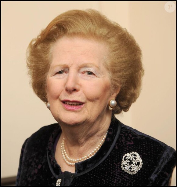 Margaret Thatcher pose à un dîner pour récolter des fonds pour les réfugiés au Royal Hospital Chelsea de Londres, le 23 février 2010.