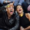Chris Brown et Rihanna, complices et amoureux, dans le Staples Center où ils assistent à un match de basket le jour de Noël à Los Angeles, le 25 décembre 2012.
