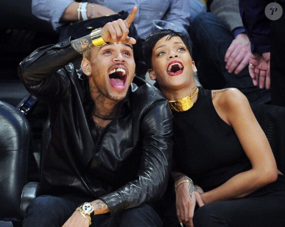 Chris Brown et Rihanna, complices et amoureux, dans le Staples Center où ils assistent à un match de basket le jour de Noël à Los Angeles, le 25 décembre 2012.