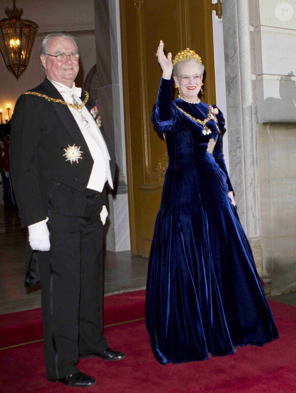 Arrivée de la reine Margrethe II de Danemark et du prince Henrik au gala du Nouvel An au palais Amalienborg, à Copenhague, le 1er janvier 2013