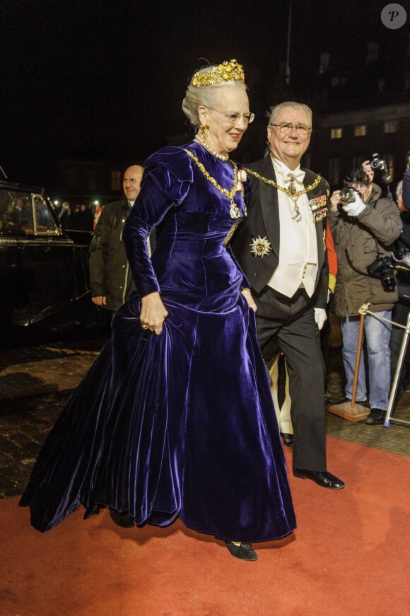 Arrivée de la reine Margrethe II de Danemark et du prince Henrik au gala du Nouvel An au palais Amalienborg, à Copenhague, le 1er janvier 2013