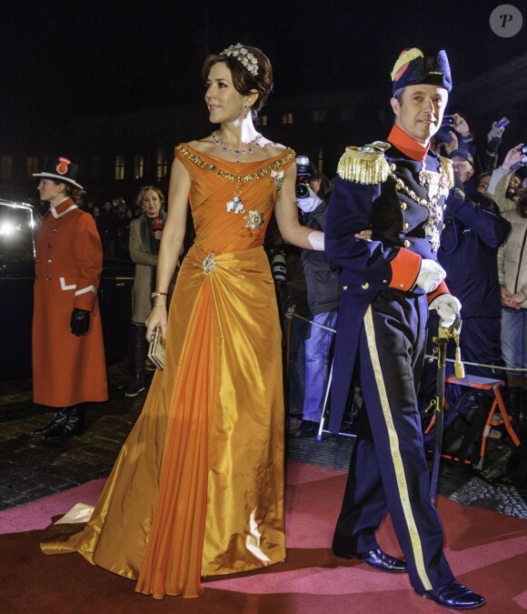 La princesse héritière Mary et le prince héritier Frederik de Danemark au gala du Nouvel An au palais Amalienborg, à Copenhague, le 1er janvier 2013