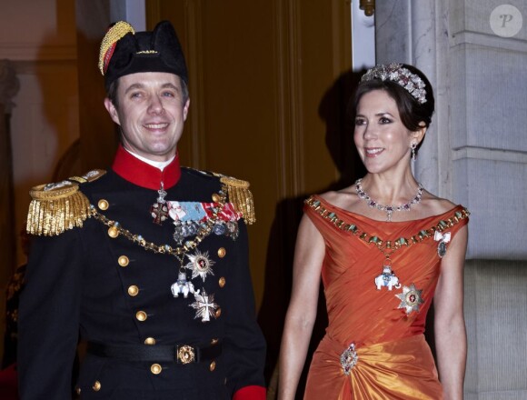 Le prince Frederik et la princesse Mary de Danemark au gala du Nouvel An au palais Amalienborg, à Copenhague, le 1er janvier 2013