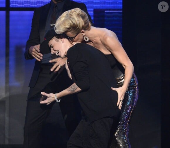 Jenny McCarthy se jette sur Justin Bieber lors des American Music Awards à Los Angeles, le 18 novembre 2012.