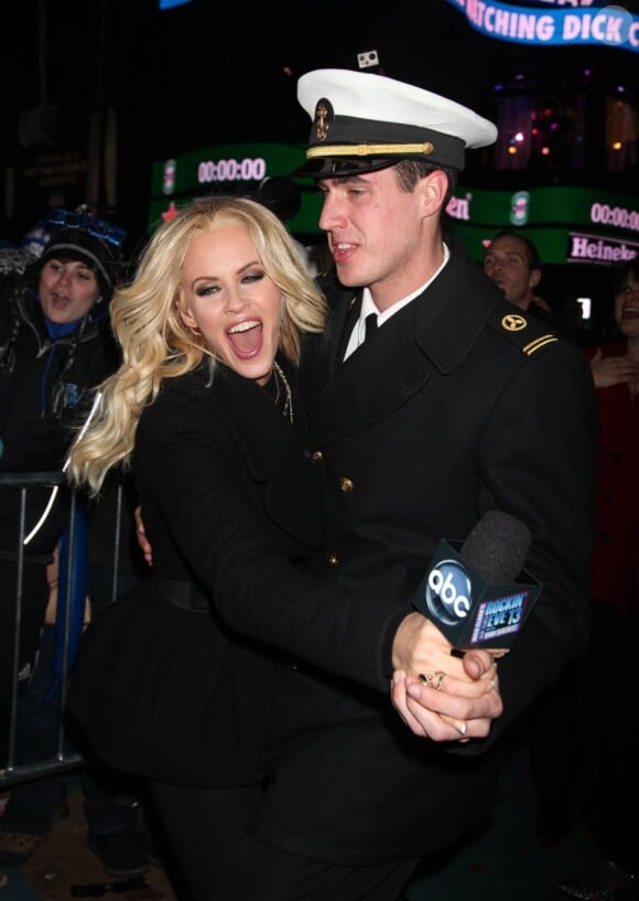 Jenny McCarthy et son marin lors du concert du Nouvel An, à Times Square, le 31 décembre 2012.