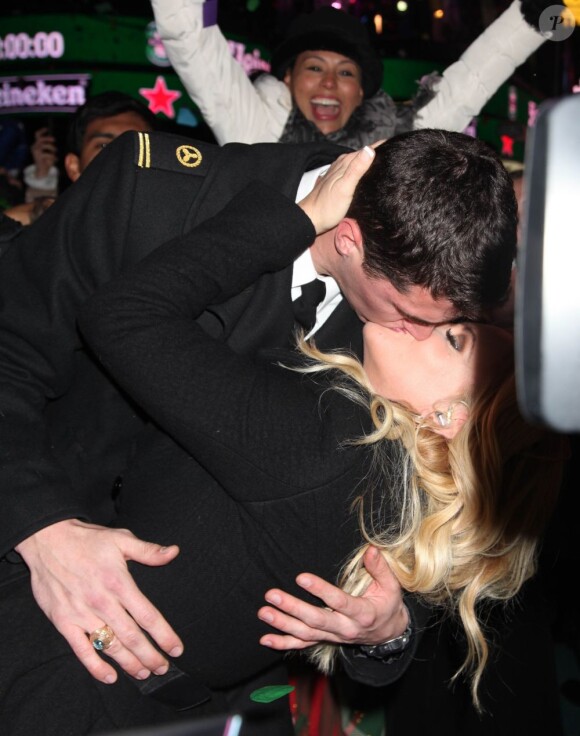 Jenny McCarthy embrasse le jeune Benjamin Moore lors du concert du Nouvel An, à Times Square, le 31 décembre 2012.