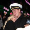 Jenny McCarthy trouve refuge dans les bras d'un jeune marin lors du concert du Nouvel An, à Times Square, le 31 décembre 2012.
