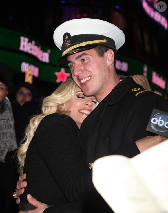 Jenny McCarthy trouve refuge dans les bras d'un jeune marin lors du concert du Nouvel An, à Times Square, le 31 décembre 2012.
