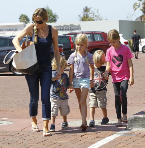 Denise Richards est allée faire des courses avec ses filles Sam, Lola et Eloise, ainsi que les jumeaux de son ex-mari Charlie Sheen, Max et Bob à Los Angeles, le 9 septembre 2012.