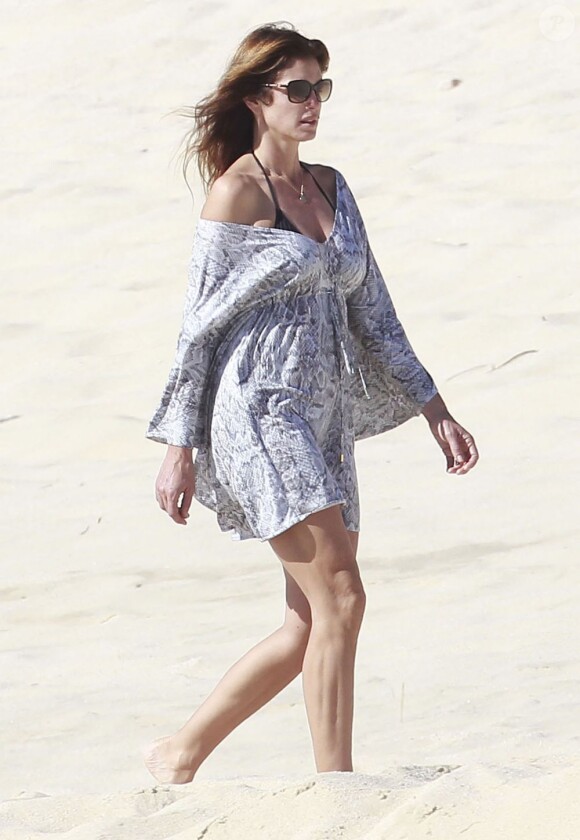 Cindy Crawford passe ses vacances à Cabo San Lucas au Mexique le 2 janvier 2013. A 46 ans, la belle n'a rien perdu de sa sublime plastique.