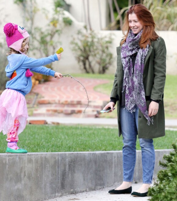 Alyson Hannigan joue avec sa fille Satyana, heureuse malgré un look plutôt négligé, à Brentwood, à Los Angeles, le 2 janvier 2013.