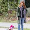 Alyson Hannigan surveille de près les activités de sa petite Satyana en balade au parc de Brentwood, le 2 janvier 2013.