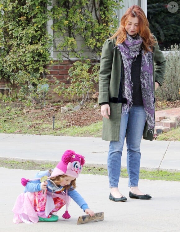 Alyson Hannigan surveille de près les activités de sa petite Satyana en balade au parc de Brentwood, le 2 janvier 2013.
