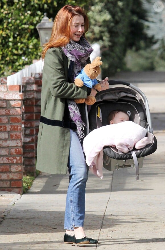 Alyson Hannigan veille sur Satyana tout en s'occupant de la petite dernière, Keeva, lors d'une balade dans le quartier de Brentwood, le 2 janvier 2013.