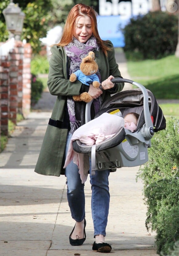 Alyson Hannigan promène son deuxième bébé Keeva Jane à Brentwood, le 2 janvier 2013.