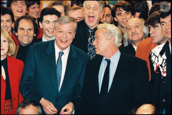 Fabrice, Guy Lux et les humoristes de La Classe lors de la dernière émission en 1994.