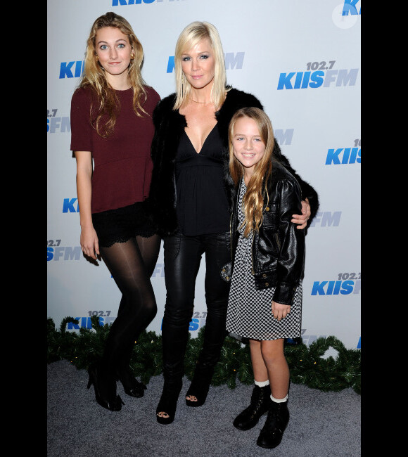 Jennie Garth en famille lors du KIIS FM Jingle Ball 2012 au Nokia Theatre, à Los Angeles, le 1er décembre 2012.