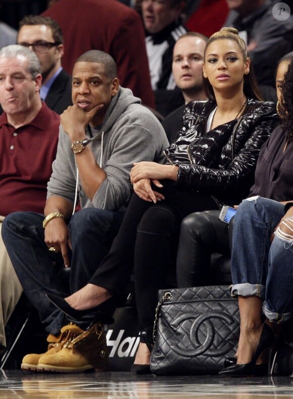 Jay-Z and Beyoncé Knowles wlors d'un match des Brooklyn Nets au Barclays Center de New York  le 23 novembre 2012