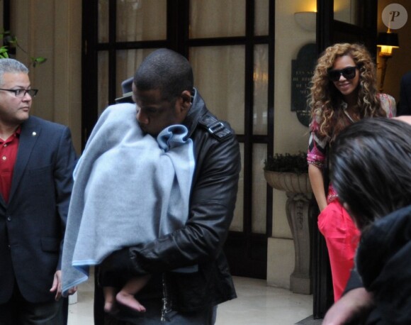 Beyoncé et Jay-Z avec la petite Blue Ivy Carter à Paris le 4 juin 2012