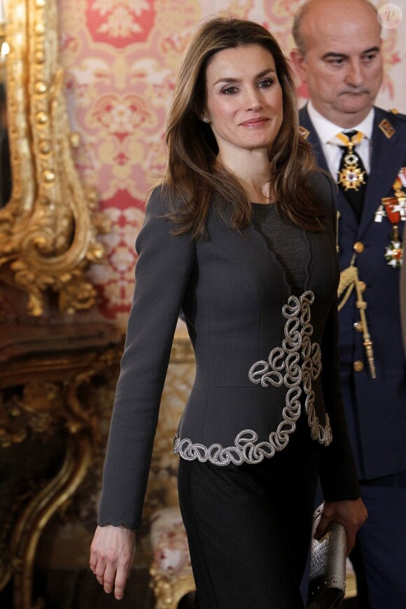 La princesse Letizia honorait l'épiphanie de belle manière. Juan Carlos Ier d'Espagne présidait avec le prince Felipe, la reine Sofia et la princesse Letizia la Pâque militaire, le 6 janvier 2013 au palais royal.