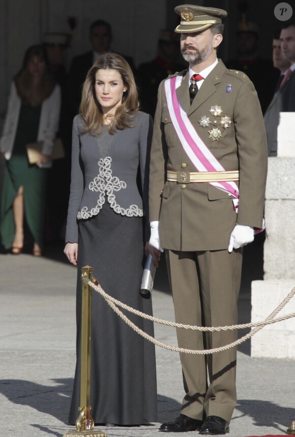 Letizia d'Espagne, discrète et élégante au côté de Felipe. Juan Carlos Ier d'Espagne présidait avec le prince Felipe, la reine Sofia et la princesse Letizia la Pâque militaire, le 6 janvier 2013 au palais royal.