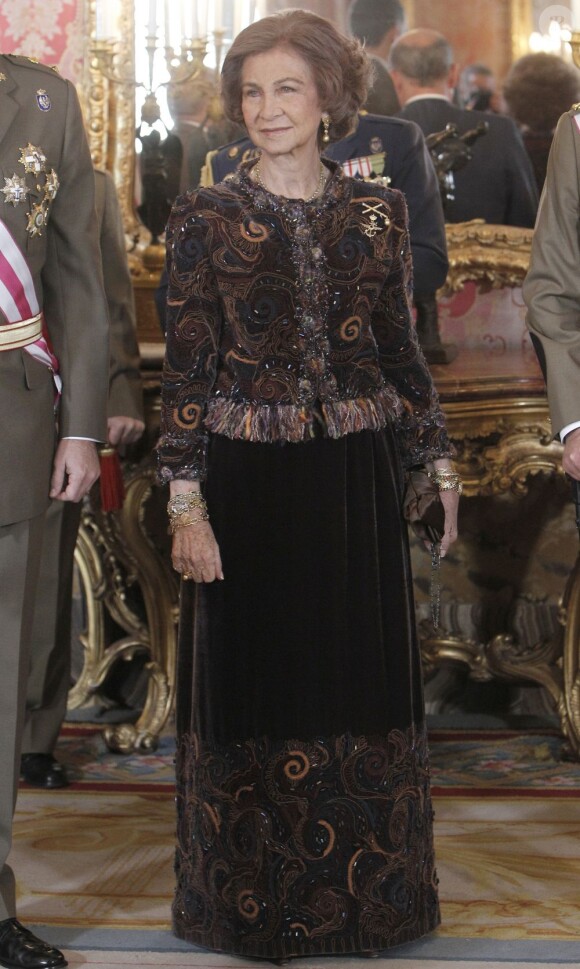 La reine Sofia très élégante pour les cérémonies militaires de l'épiphanie. Juan Carlos Ier d'Espagne présidait avec le prince Felipe, la reine Sofia et la princesse Letizia la Pâque militaire, le 6 janvier 2013 au palais royal.