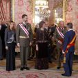  Le roi Juan Carlos Ier d'Espagne, avec le prince Felipe, la reine Sofia et la princesse Letizia, le 6 janvier 2013 au palais royal pour la Pâque militaire. 