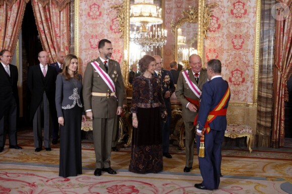 Le roi Juan Carlos Ier d'Espagne, avec le prince Felipe, la reine Sofia et la princesse Letizia, le 6 janvier 2013 au palais royal pour la Pâque militaire.