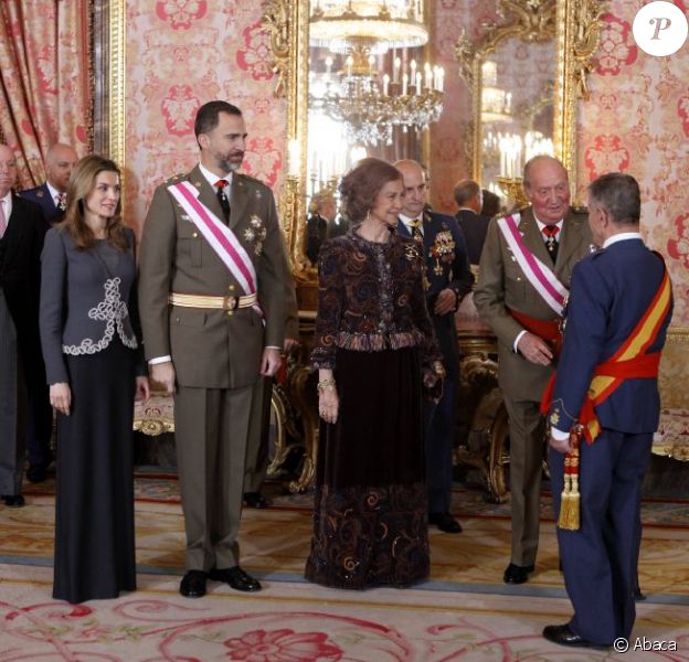 Le roi Juan Carlos Ier d'Espagne, avec le prince Felipe, la reine Sofia et la princesse Letizia, le 6 janvier 2013 au palais royal pour la Pâque militaire.