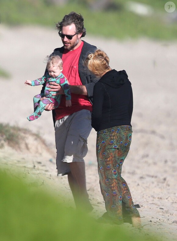 Jessica Simpson et son fiancé Eric Johnson sur la plage d'Oahu à Hawaï avec leur fille Maxwell, le 6 janvier 2013. Jessica Simpson est enceinte de son deuxième enfant;