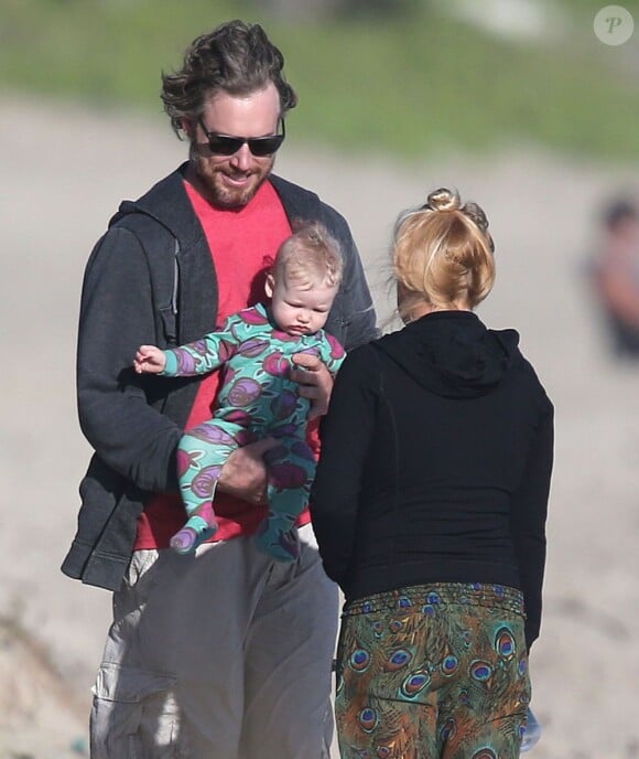 Jessica Simpson et son fiancé Eric Johnson sur la plage d'Oahu à Hawaï avec leur fille Maxwell, le 6 janvier 2013. Le papa est fier de porter dans ses bras la petite fille.