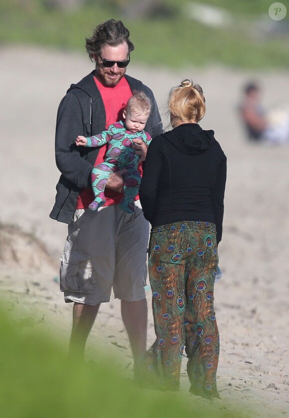Jessica Simpson et son fiancé Eric Johnson profitent de la plage d'Oahu à Hawaï avec leur fille Maxwell, le 6 janvier 2013. Le papa est fier de porter dans ses bras la petite fille.
