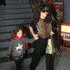 Salma Hayek et sa fille Valentina arrivent à l'aéroport Los Angeles le 7 janvier 2013. La maman très souriante tient sa fille par la main.